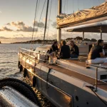 Balade en catamaran golfe du morbihan à Port-Navalo, départ en mer au golden hour