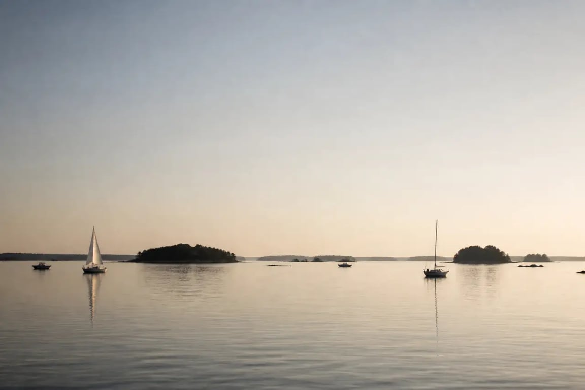 Explorer les côtes du Morbihan en louant un bateau, vue large du Golfe du Morbihan avec îles et voiliers