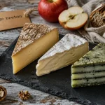 Fromage breton : tommes et fromage aux algues (spiruline) sur ardoise
