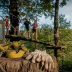 Guerlédan parc aventure : harnais et tyrolienne sur parcours en hauteur