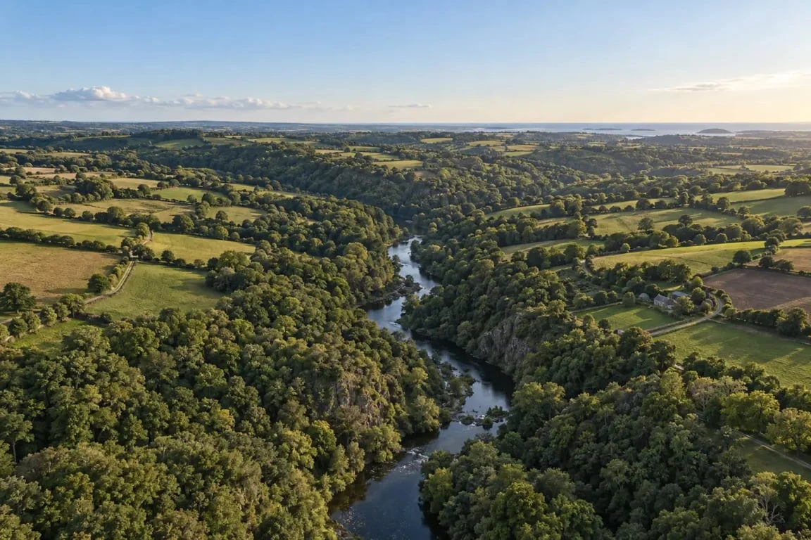 Paysage boisé et vallée du Scorff près de Berné Morbihan France