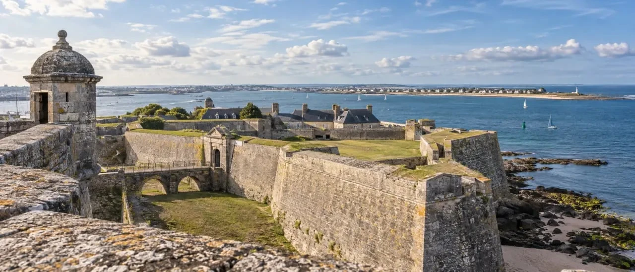 Que faire à Port-Louis dans le Morbihan : vue sur la citadelle et la rade depuis les remparts