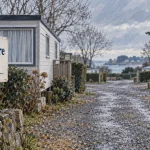 Camping a l'année Morbihan en hiver : mobil-home fermé, sanitaires ouverts