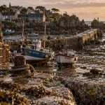 Petits ports : Port Racine, barques et jetée bretonne à marée basse
